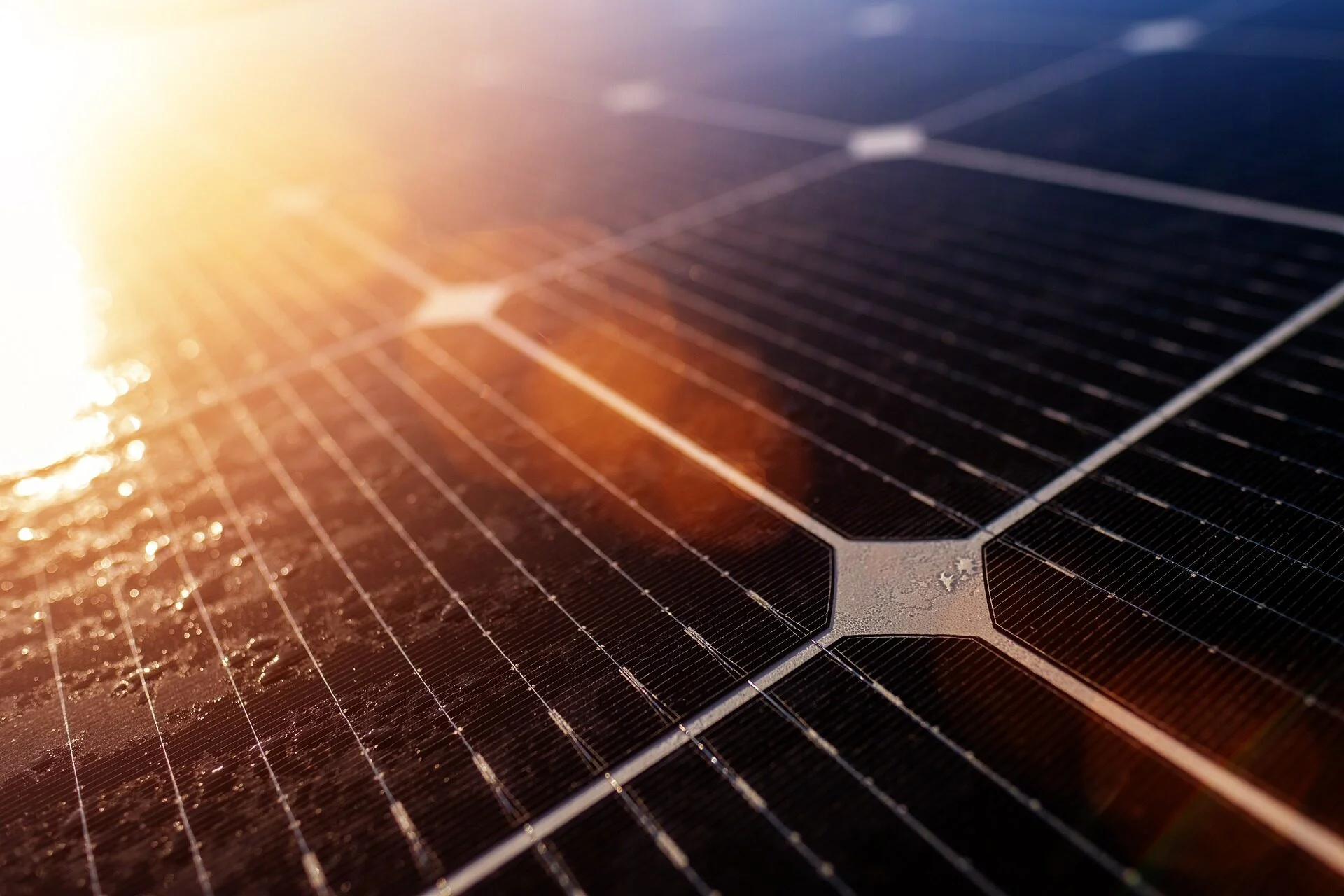 Zonnepanelen met een kleurrijke omgeving
